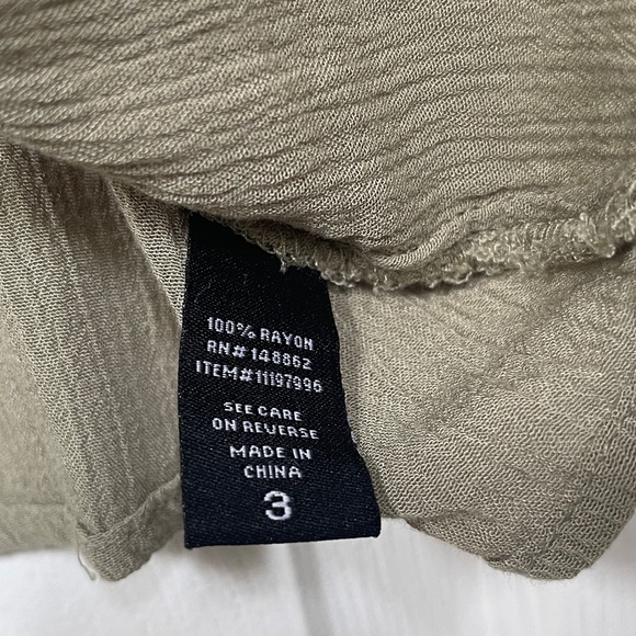 🍀Torrid top with ruffle sleeves and lace embellishments - Picture 16 of 17